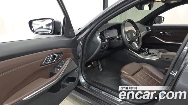 BMW 3-Series 2019 thumb 10