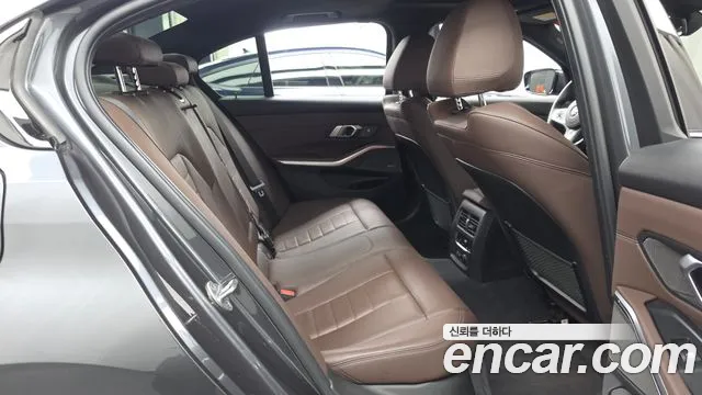 BMW 3-Series 2019 thumb 12