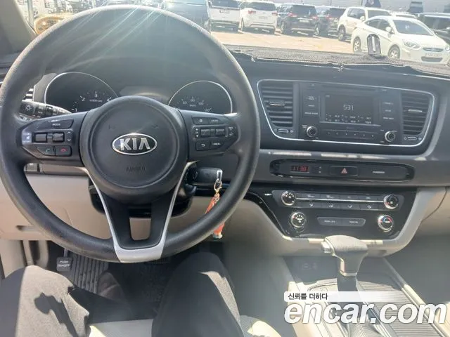 Kia Carnival 2016 thumb 10