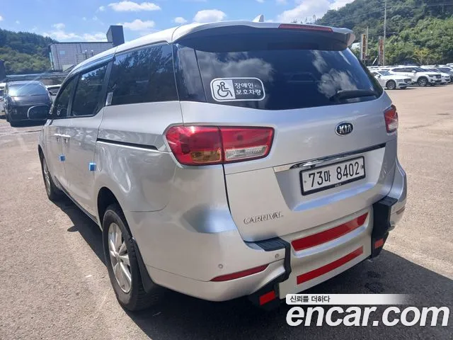 Kia Carnival 2016 thumb 12