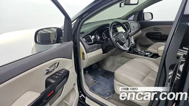 Kia Carnival 2015 thumb 10