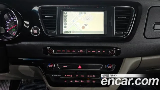 Kia Carnival 2015 thumb 11