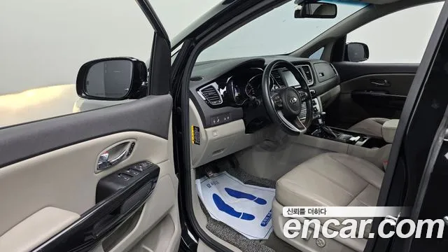 Kia Carnival 2017 thumb 10