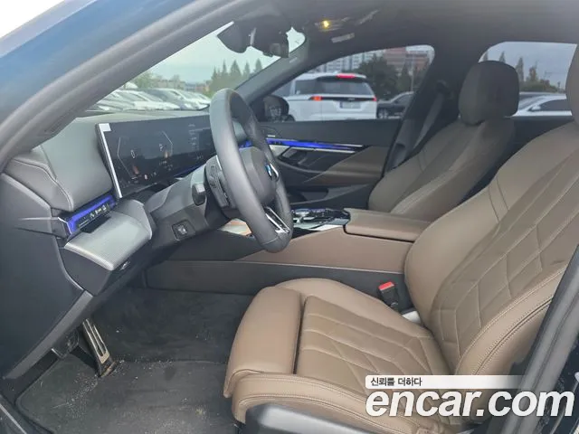 BMW 5-Series 2025 thumb 4