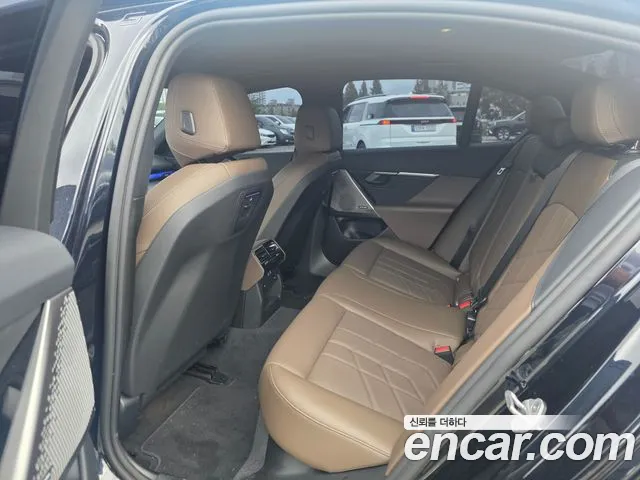 BMW 5-Series 2025 thumb 5