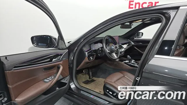 BMW 5-Series 2022 thumb 9