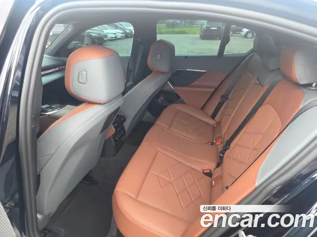 BMW 5-Series 2025 thumb 5