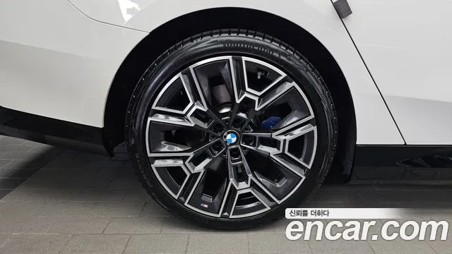 BMW 5-Series 2025 thumb 5