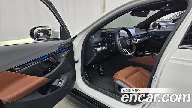 BMW 5-Series 2025 thumb 10