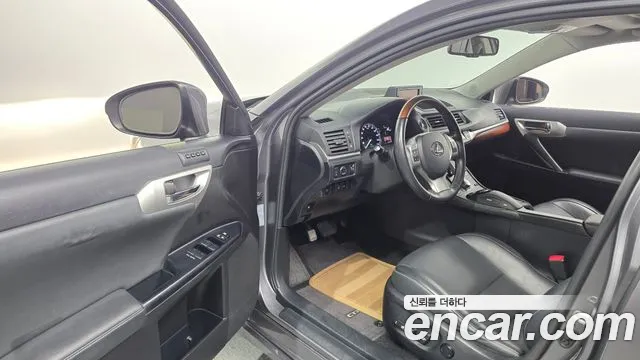 Lexus CT200h 2011 thumb 10