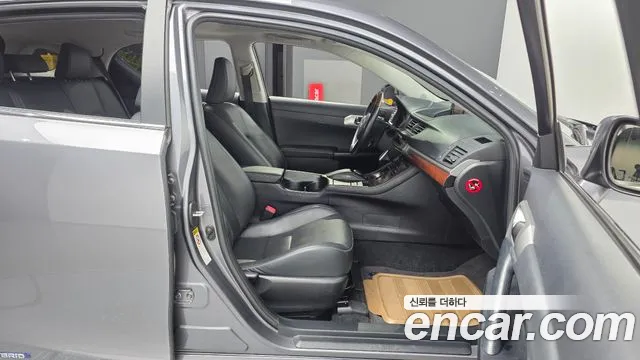 Lexus CT200h 2011 thumb 11