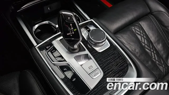 BMW 7-Series 2018 thumb 9
