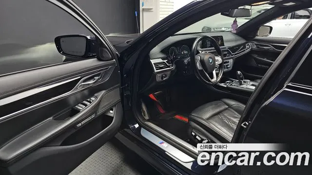 BMW 7-Series 2018 thumb 10