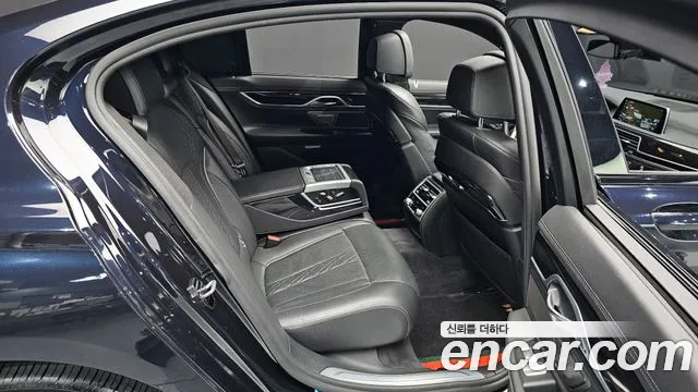 BMW 7-Series 2018 thumb 11