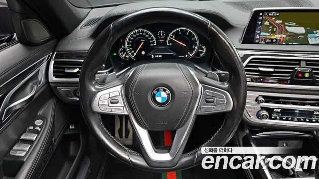 BMW 7-Series 2018 thumb 12