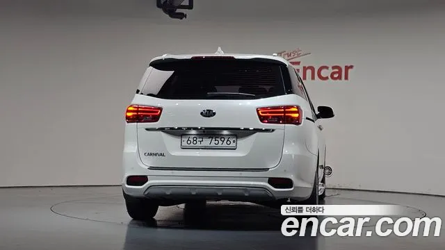 Kia Carnival 2019 thumb 3