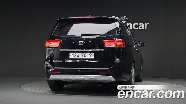 Kia Carnival 2015 thumb 4