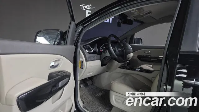 Kia Carnival 2015 thumb 10