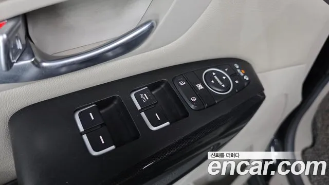 Kia Carnival 2015 thumb 11