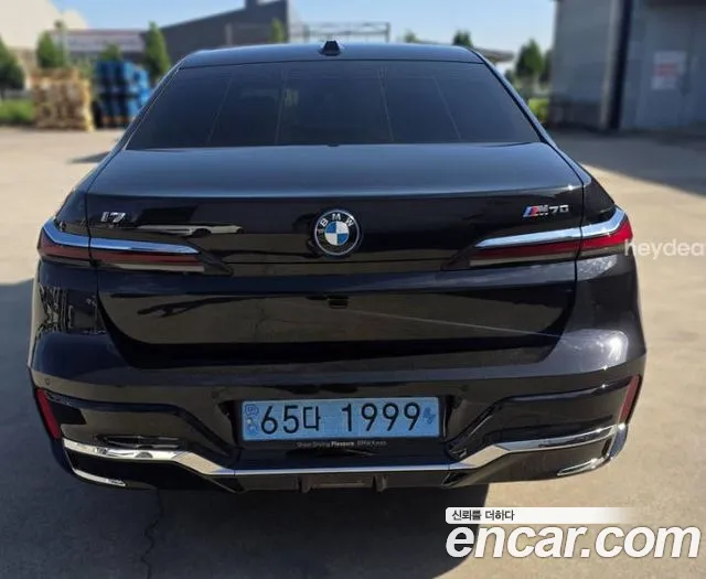 BMW i7 2023 thumb 2
