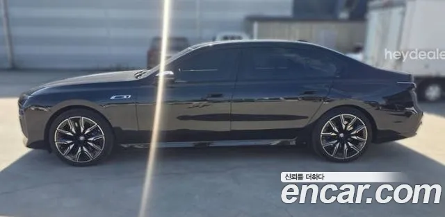 BMW i7 2023 thumb 3