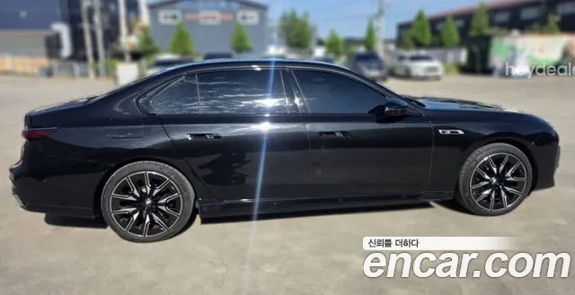 BMW i7 2023 thumb 4