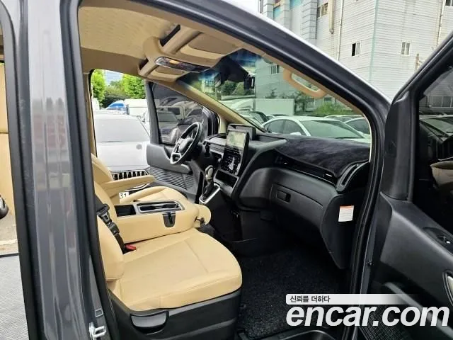 Hyundai Staria 2024 thumb 9