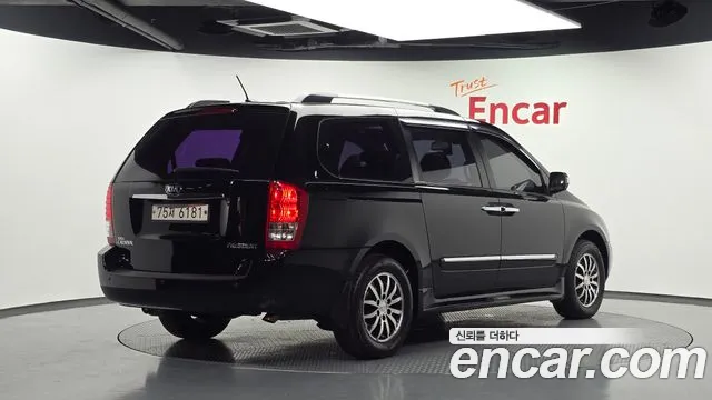 Kia Carnival 2013 thumb 2