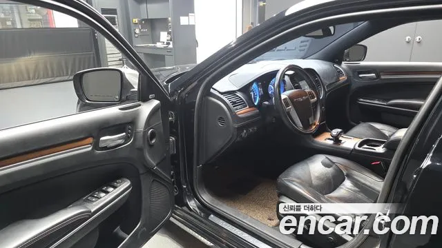 Chrysler 300C 2013 thumb 10