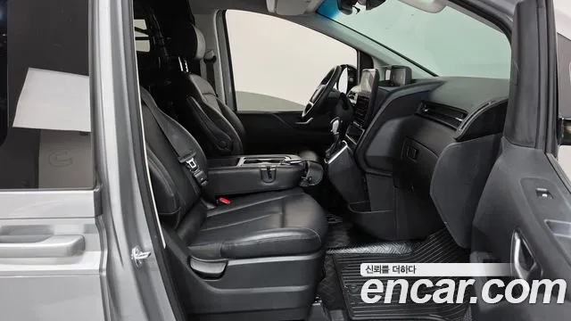 Hyundai Staria 2025 thumb 11