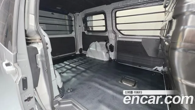 Hyundai Staria 2025 thumb 12