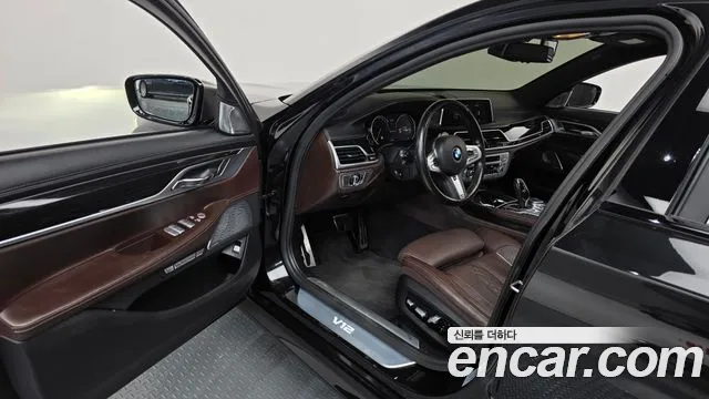 BMW 7-Series 2018 thumb 10