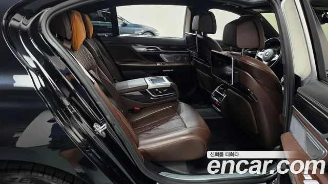 BMW 7-Series 2018 thumb 11