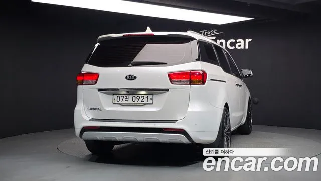 Kia Carnival 2015 thumb 4