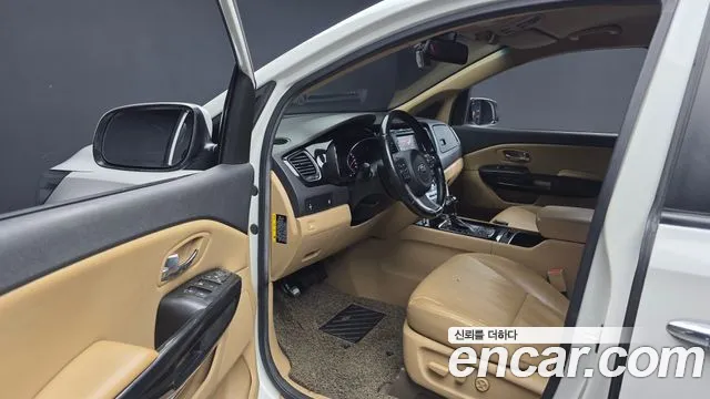 Kia Carnival 2015 thumb 10