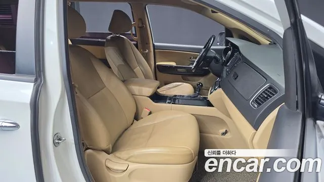 Kia Carnival 2015 thumb 11