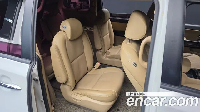 Kia Carnival 2015 thumb 12