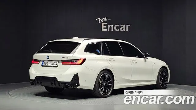 BMW 3-Series 2023 thumb 2