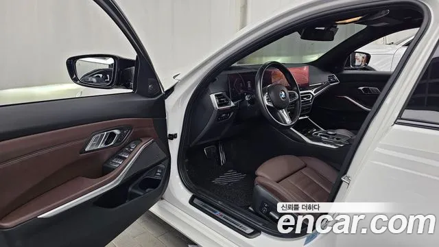 BMW 3-Series 2023 thumb 10