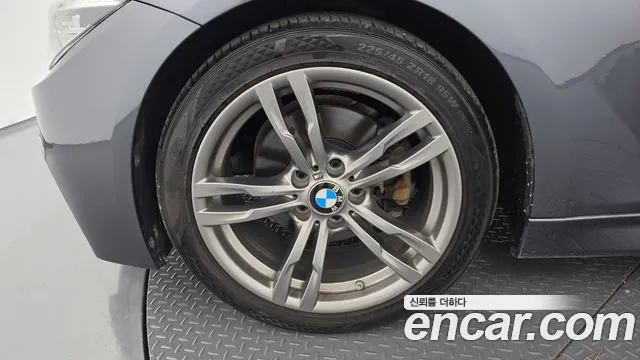 BMW 3-Series 2018 thumb 5