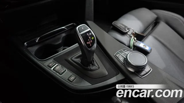 BMW 3-Series 2018 thumb 9