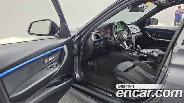 BMW 3-Series 2018 thumb 10