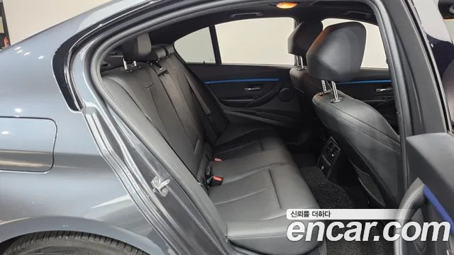 BMW 3-Series 2018 thumb 11