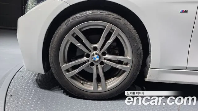 BMW 3-Series 2017 thumb 5