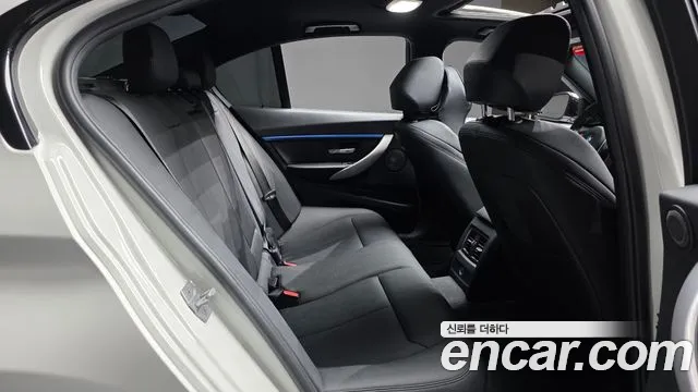 BMW 3-Series 2017 thumb 11