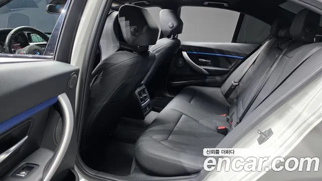 BMW 3-Series 2017 thumb 12