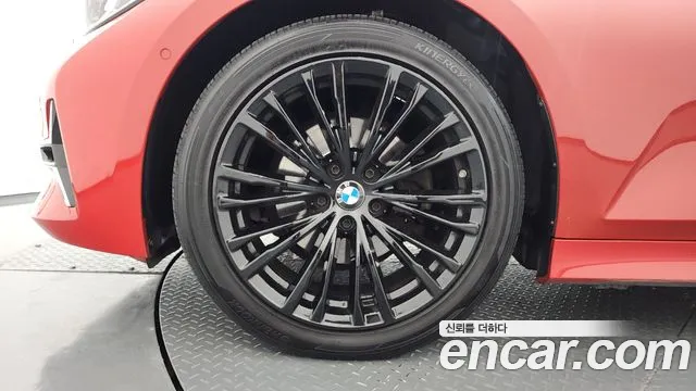 BMW 3-Series 2019 thumb 5