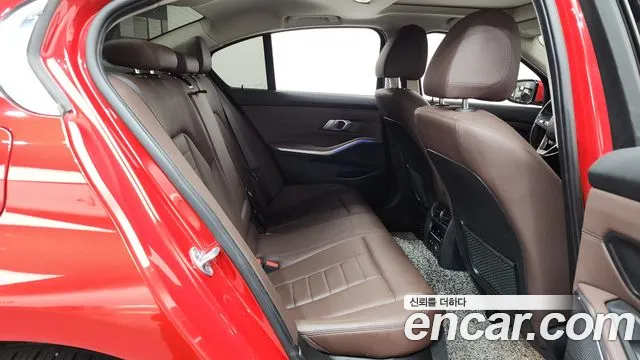 BMW 3-Series 2019 thumb 11