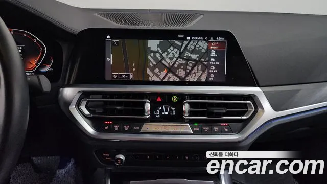 BMW 3-Series 2019 thumb 12