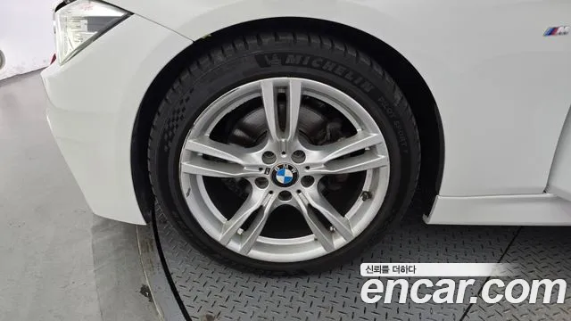 BMW 3-Series 2017 thumb 5